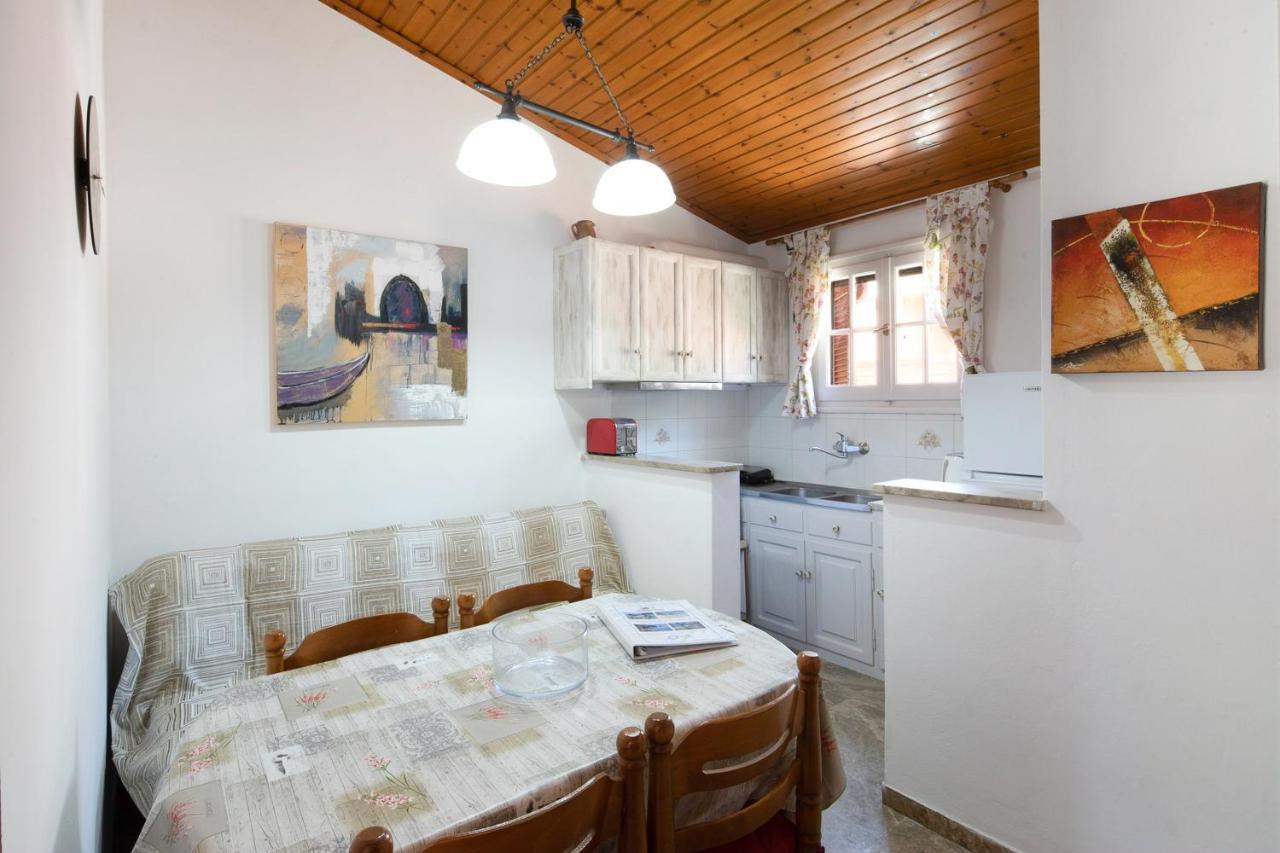 Amalia Cottages อากิออส กอร์ดิออส ภายนอก รูปภาพ
